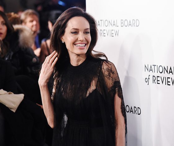 Анджелина Джоли с детьми, поцелуй Де Ниро и Стрип на гала-вечере премии Национального совета кинокритиков США