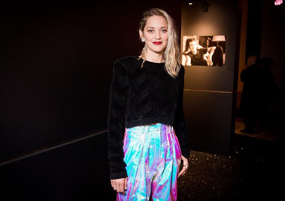 Марион Котийяр пришла на вечеринку в Париже с косичками и в перламутровых брюках