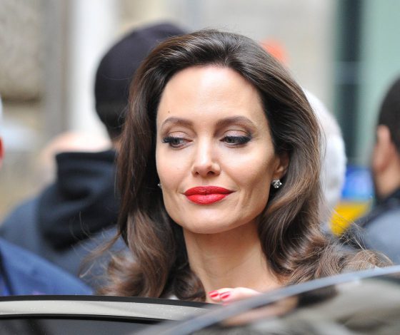 Анджелина Джоли гуляет по Парижу и абсолютно счастлива!