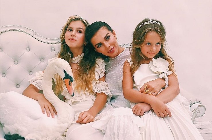 Анна Седокова с дочками Алиной и Моникой