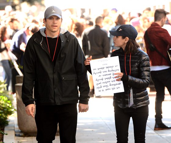 Мила Кунис пришла на «Женский марш» с мужем Эштоном Кутчером