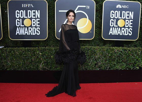 Анджелина Джоли на «Золотом глобусе»: много перьев