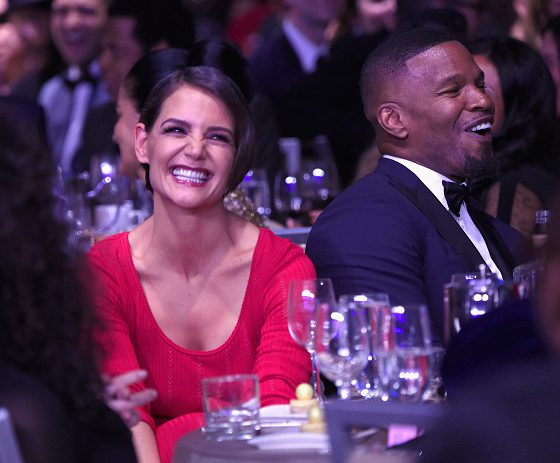 Вообще не скрываются! Кэти Холмс и Джейми Фокс на вечеринке Клайва Дэвиса перед «Грэмми»