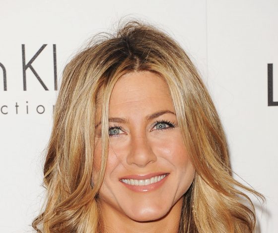 Почему все снова обсуждают грудь Дженнифер Энистон?