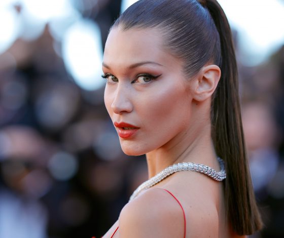 Бахрома снова в моде? Новый выход Беллы Хадид в Париже