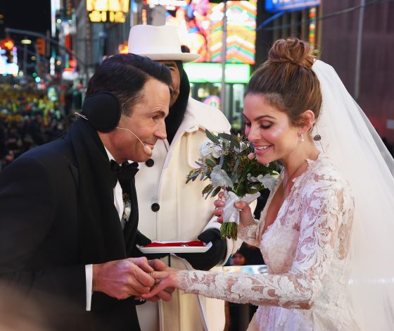 «Вот до чего техника дошла»! Актриса вышла замуж на городской площади в Новый год!