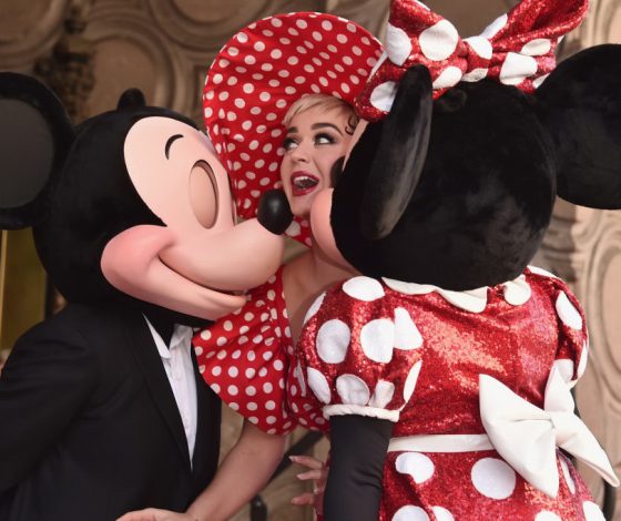 Минни Маус получила звезду на Аллее славы! Кэти Перри и Хайди Клум не могли это пропустить