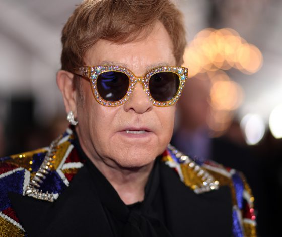Психанул: Элтон Джон накричал на фанатов прямо во время концерта