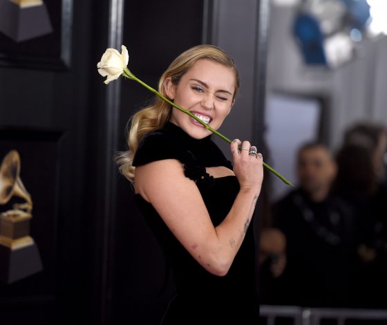 Беззащитны шипы: почему все звезды пришли на «Грэмми-2018» с белыми розами!