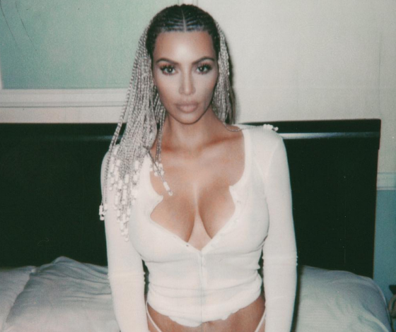 Ким понесло: новые фото в бикини. Теперь в черном!