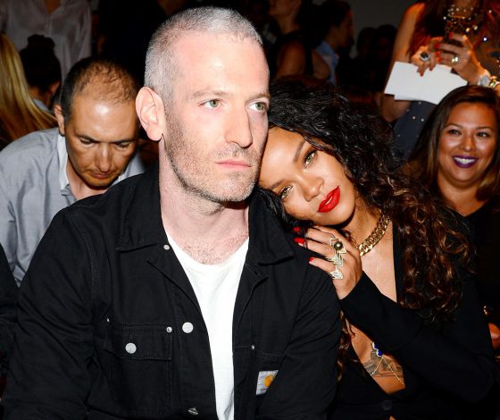 Стилист Рианны выложил очень смешное фото певицы