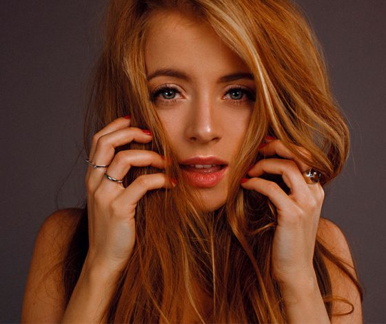 Девушка недели: актриса «Клуба» и «Бесстыдников» и новая ведущая «Генеральной уборки» Катя Кабак