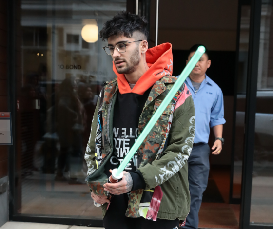 Зейн очень плохо выглядит и гуляет по Нью-Йорку с джедайским мечом