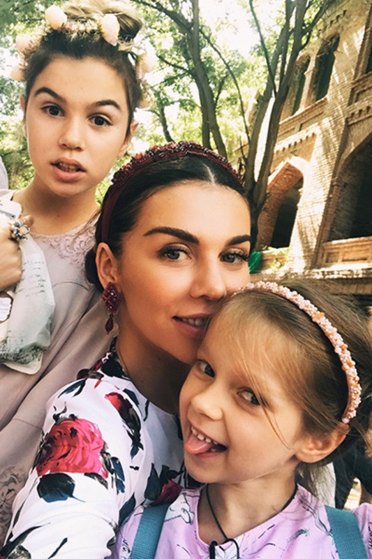 @annasedokova: Алина, Анна и ее младшая дочь Моника