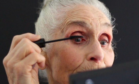 Ей 89 лет! И она рекламирует тушь для ресниц!