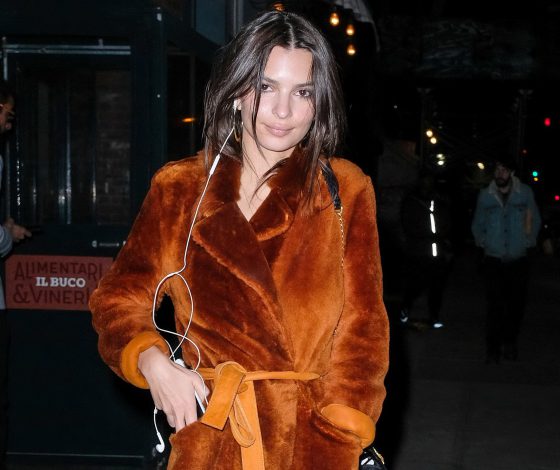 Ей лучше быть раздетой: новый выход Эмили Ратаковски в шубе