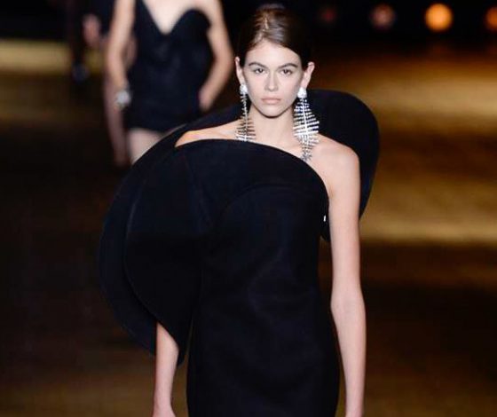 Снова у Эйфелевой башни: Кайя Гербер, цветочный принт и декольте на показе Saint Laurent