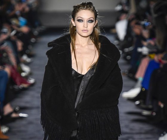 Снова они: Джиджи Хадид и Кайя Гербер на подиуме Max Mara