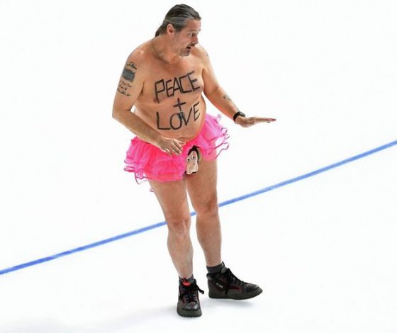 Кто этот голый мужчина, который ворвался на Олимпийский каток?