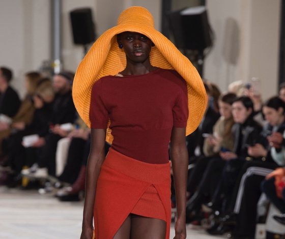 Женственные платья, шляпы и Симон Порт Жакмюс, который, наконец, открыл главный секрет. Какой?