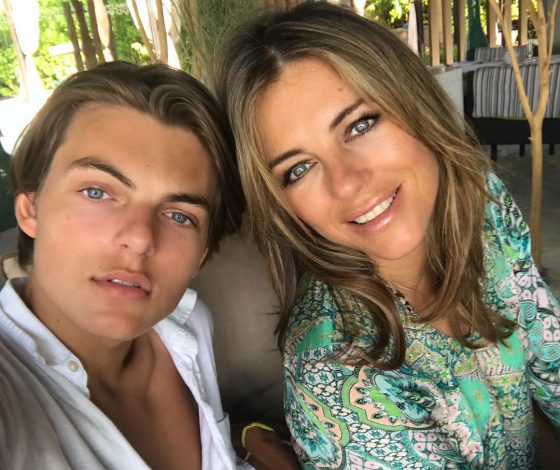 Вот это поворот: Элизабет Херли и ее сын выглядят одинаково