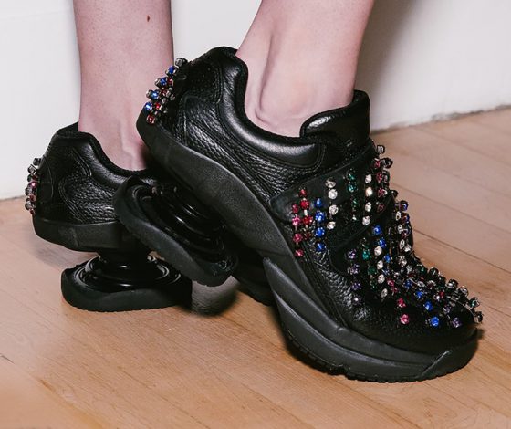 Как тебе такое изобретение, Илон Маск: кроссовки на каблуке на показе Christopher Kane