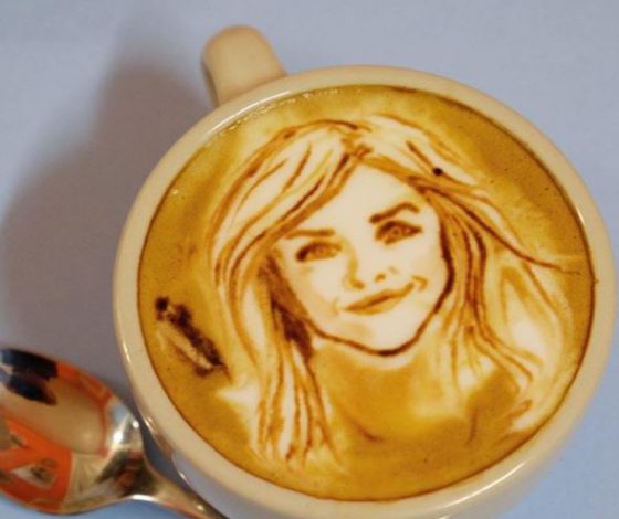 Этот бариста делает кофе с лицами звезд!