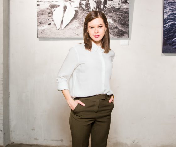 Катерина Шпица, Мария Шумакова и Андрей Звягинцев на открытии выставки «Левиафан. Процесс. Ретроспектива»