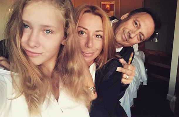 Ксения Иратова с мамой и папой; @neаpina