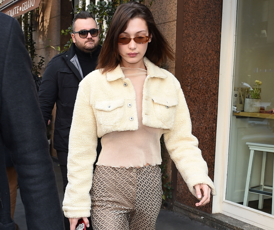 Логомания продолжается: новый выход Беллы Хадид