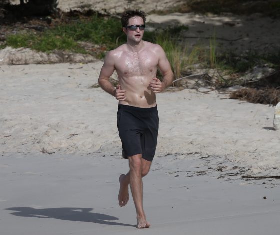 Говорят, у него новый роман: очень горячий Роберт Паттинсон занимается спортом на пляже