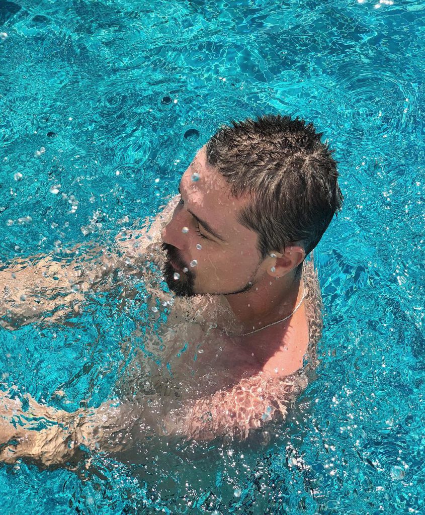 Дима Билан купался в бассейне