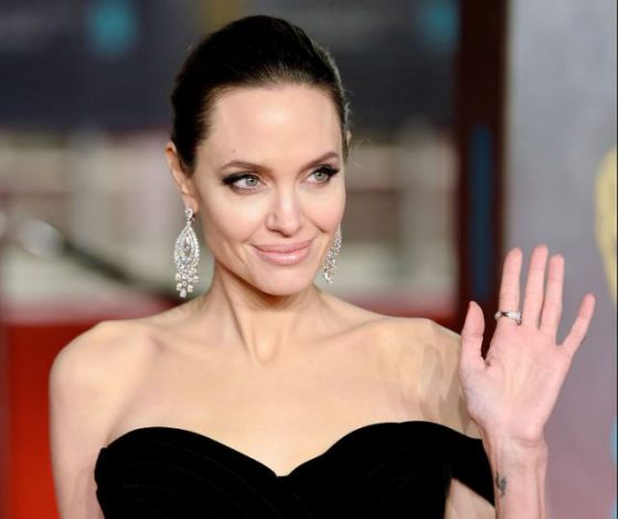 Звезды на ковровой дорожке премии BAFTA. И снова в черном!