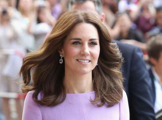 Вот это реакция! Кейт Миддлтон не дала упасть принцессе Шарлотте