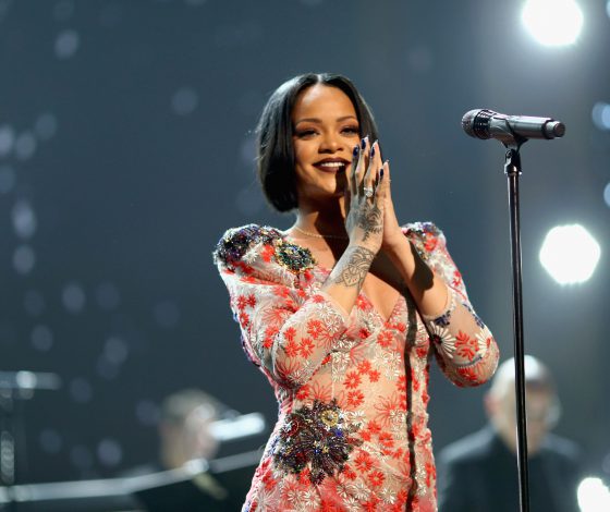 Что Рианна предлагает подарить на День всех влюблённых своей половинке?