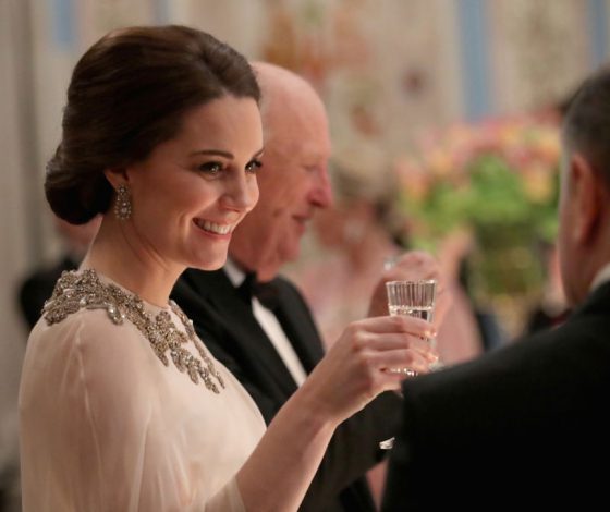 Новый выход Кейт Миддлтон. И, между прочим, в наряде от дизайнера своего свадебного платья