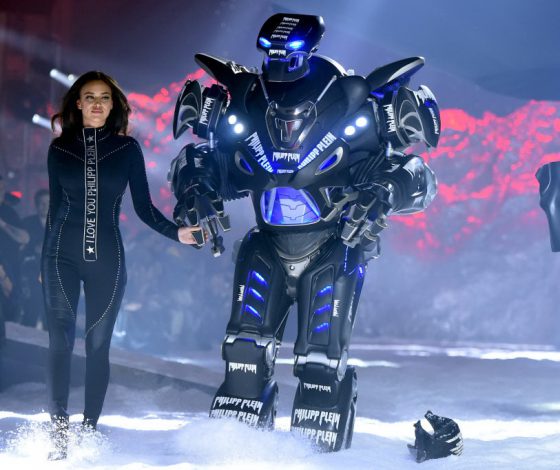 Ирина Шейк на показе Philipp Plein. С роботом!