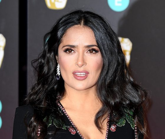 Как выглядит 51-летняя Сальма Хайек в бикини? Спойлер: на 25!