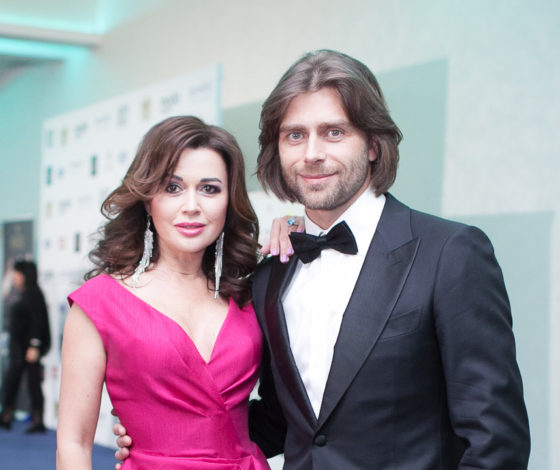 Муж Заворотнюк Петр Чернышев появился на льду с годовалой дочерью Милой