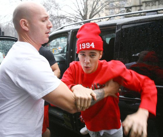 Модные мемы: этот иллюстратор делает фейковые постеры Balenciaga с Бибером и Канье Уэстом