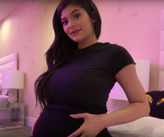 Мы плачем: лучшие мемы про роды Кайли Дженнер