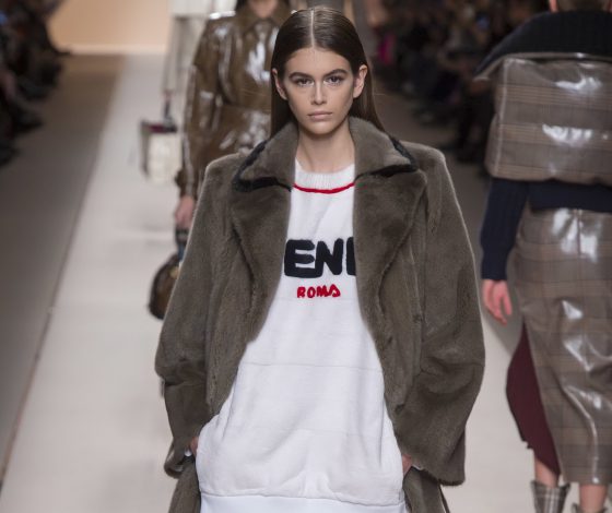 Свитшоты с лого, мех и плащи: Кайя Гербер и Джиджи Хадид на показе Fendi