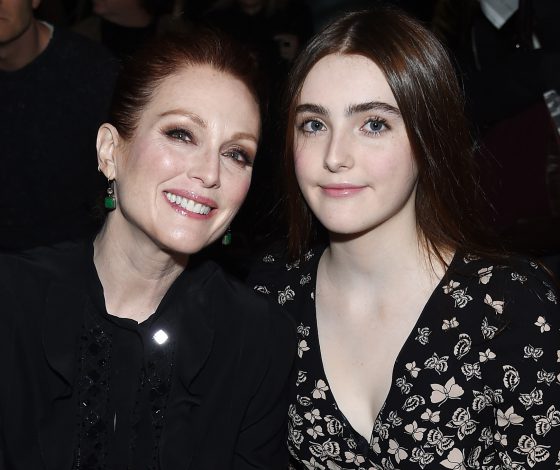 Вся в мать! Джулианна Мур с очень красивой дочерью на показе Bottega Veneta