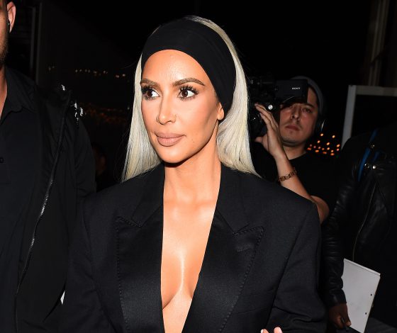 Ким в спортивках, в пиджаке, на каблуках и с голой грудью