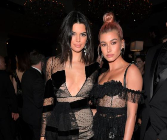 А как же диета? Хейли Болдуин и Кендалл Дженнер едят печенье прямо в магазине!