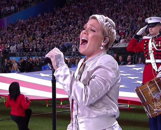 Пинк за выступление на «Суперкубке» назвали «отстоем» в Twitter. Она ответила!