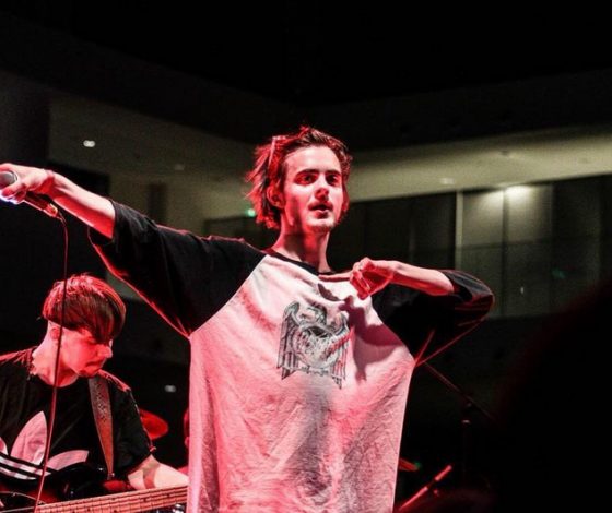 Домогался несовершеннолетней: солиста «Пошлой Молли» обвинили в харассменте