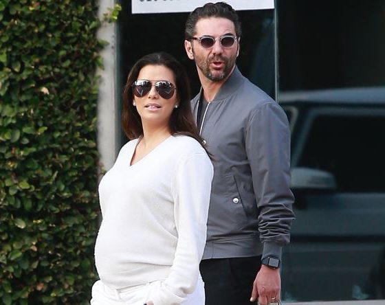 Беременная Ева Лонгория отдыхает с мужем в Майами