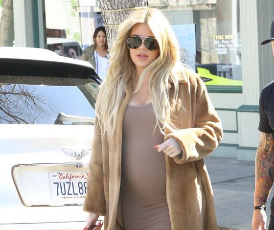 Она снова на каблуках! Новый выход беременной Хлои Кардашьян