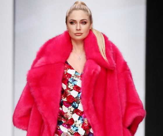 Тепло и ярко: где купить цветную шубу из эко-меха со скидкой?